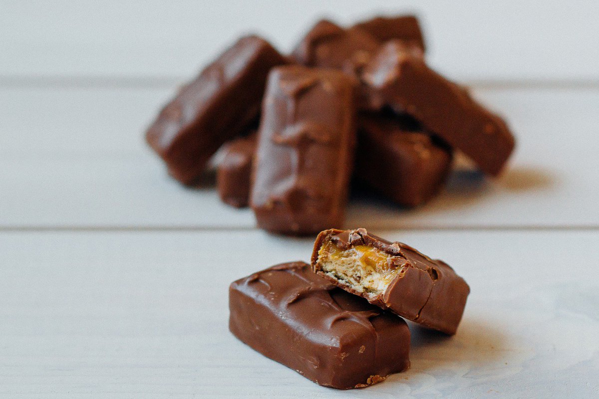 PlayPhotogame's tweet photo. Snickers, one of the most popular candy bars today, was named after a horse! 🍫🐴#NationalCandyDay Get #PlayPhoto Now! https://t.co/CgSG1DPXAy https://t.co/wbVEjKvs6U