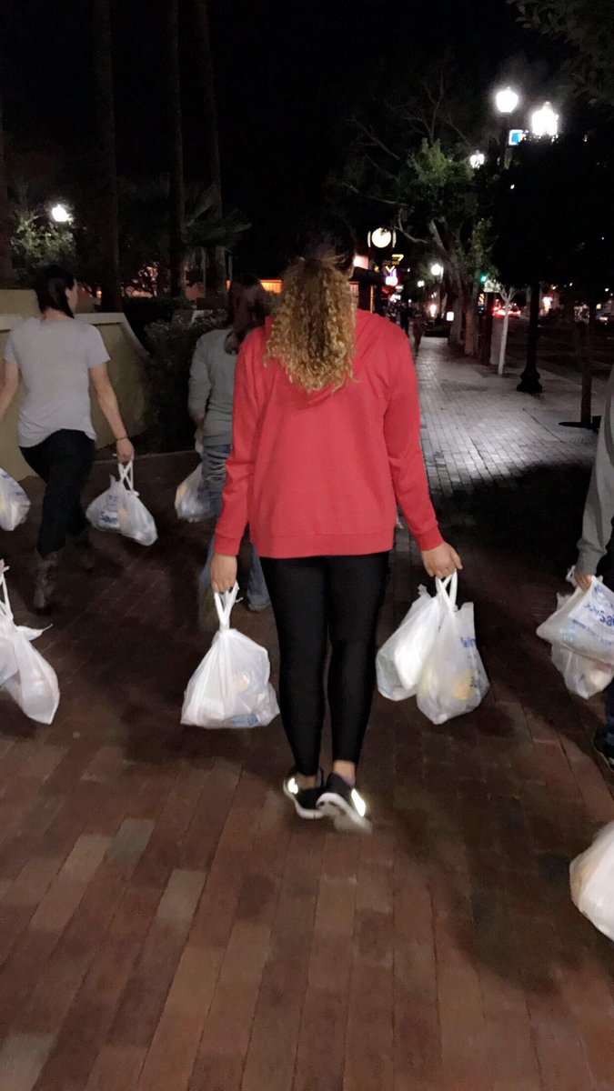 therealpilar14's tweet photo. Spent the night giving out food and blankets to those in need #BlessBack https://t.co/hCs5gfUVMw