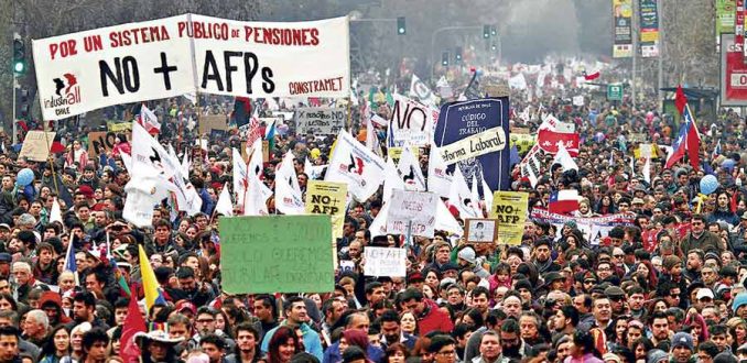 CCNChile's tweet photo. Chile se paraliza y exige fin de las #AFP  https://t.co/Pmh73P6b3b https://t.co/dijqLgYUXF
