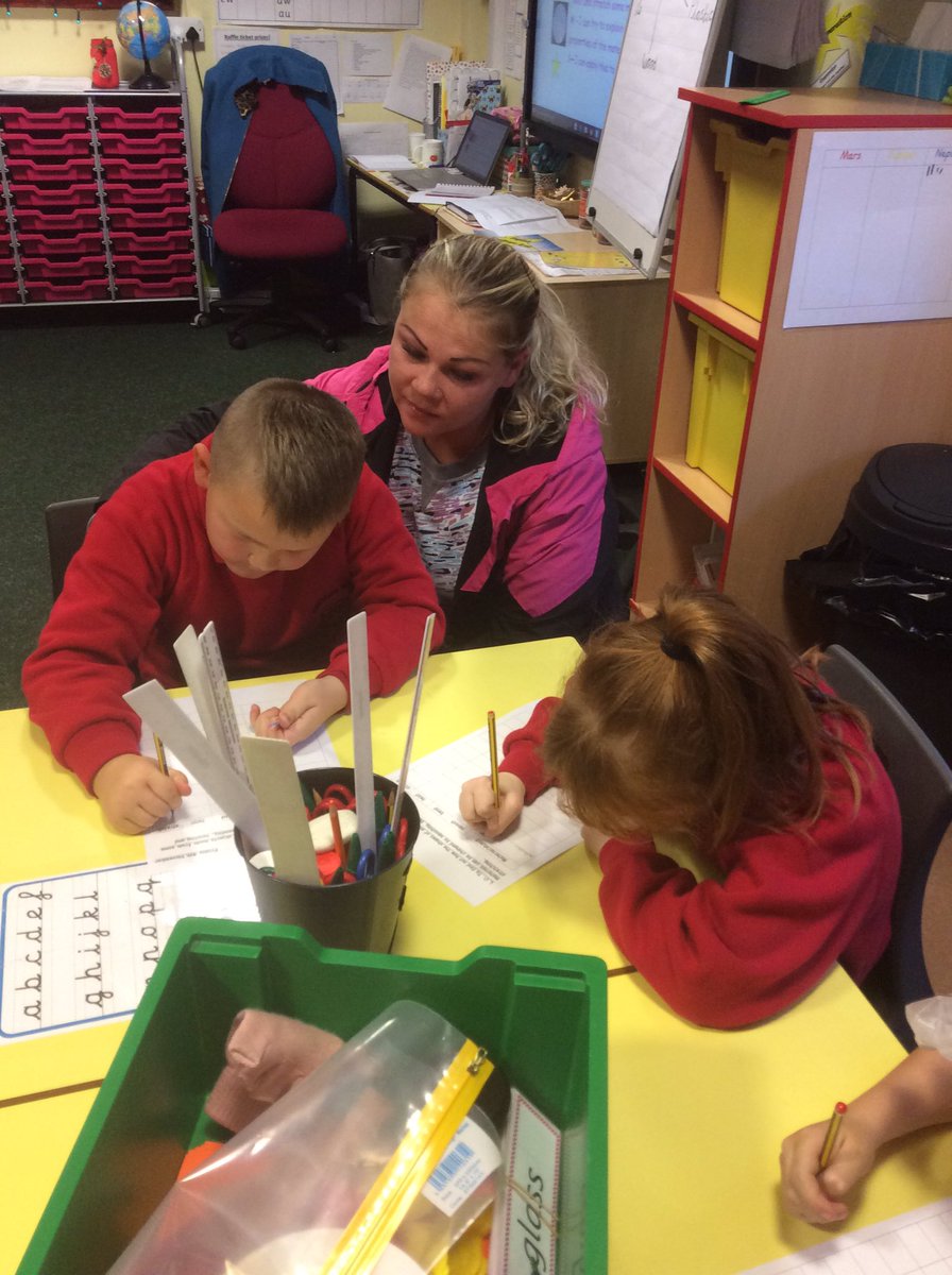 MrsConstable91's tweet photo. The children are enjoying exploring materials with their parents for science afternoon! @BoothferryPS https://t.co/5pKnPQiFBZ