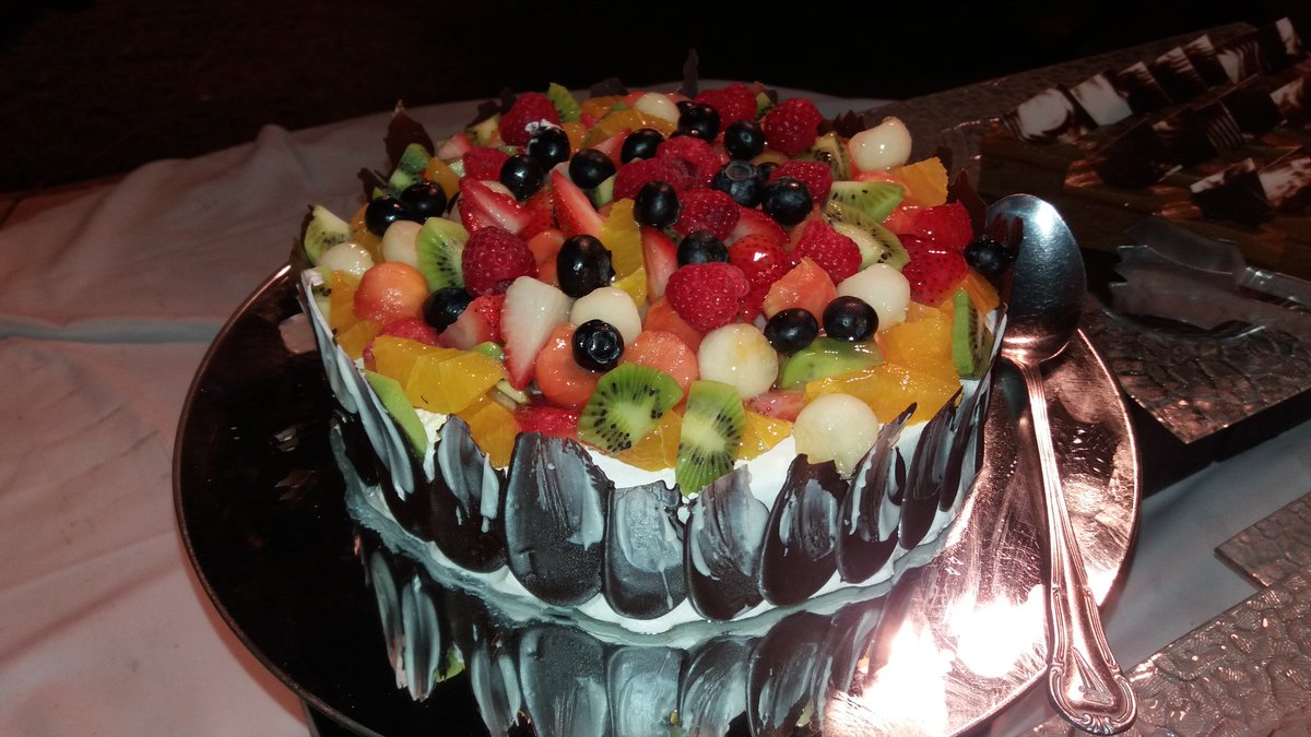 shafiqulhasan81's tweet photo. For all dessert lovers #Avaritowerskhi #Ausfoodfest #Auschef https://t.co/OfzfgESSYI