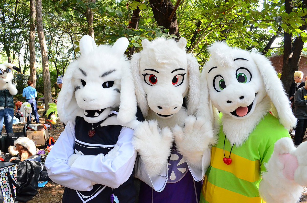 Aheunfursuit's tweet photo. 올리고싶은데 올릴게없서.. 커여운 염소나 보시랏✨✨ #FursuitFriday #asriel #undertale https://t.co/VZXax9juni