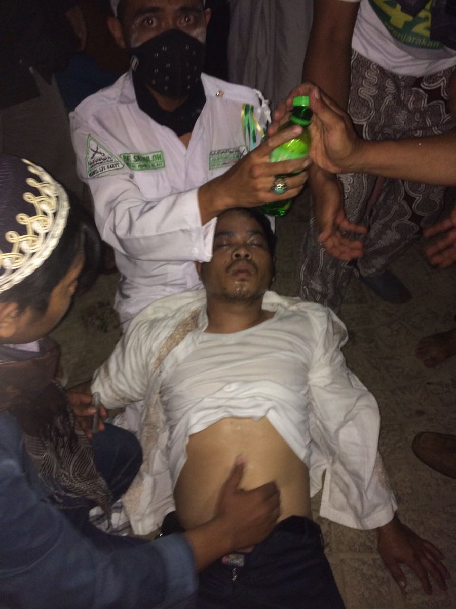 salimafillah's tweet photo. Pak @jokowi, kumohon segera jenguklah tamumu yang sabar mengetuk pintumu hingga petang tiba, tapi justru mendapat luka. Mereka guru-guruku.😭 https://t.co/U9yRiaoQ7s