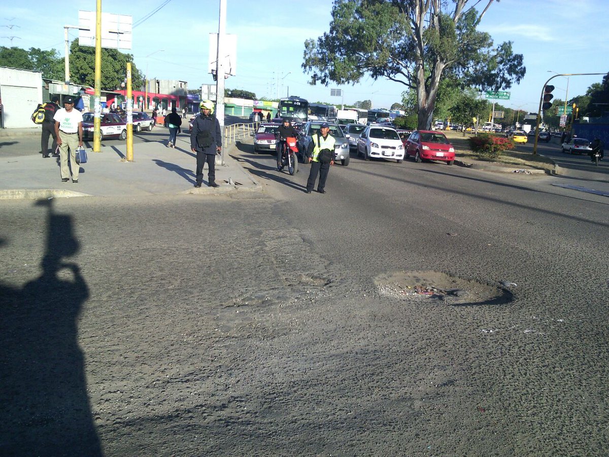SSPC_GobOax's tweet photo. #InfoSSPO @PolVial_GobOax implementa dispositivo vial sobre Periférico a la altura del Parque del Amor #Oaxaca @GobOax https://t.co/Q7wuIUW3Q4