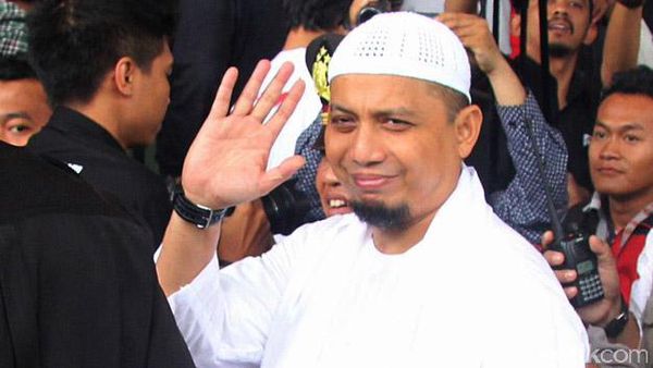 detikcom's tweet photo. KH Arifin Ilham Terkena Gas Air Mata, Isu Terluka Kena Tembak Tidak Benar! #JakartaHarusDamai https://t.co/pGrasCjsxl https://t.co/LNlIAWzp1c