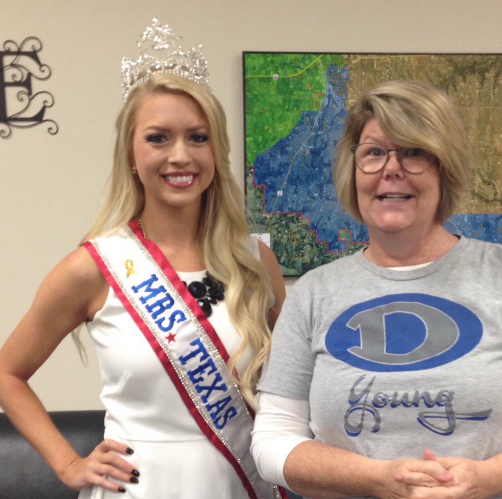 smartysherm's tweet image. Look who came to read to us today!  #YESYoungsters #Royalreader