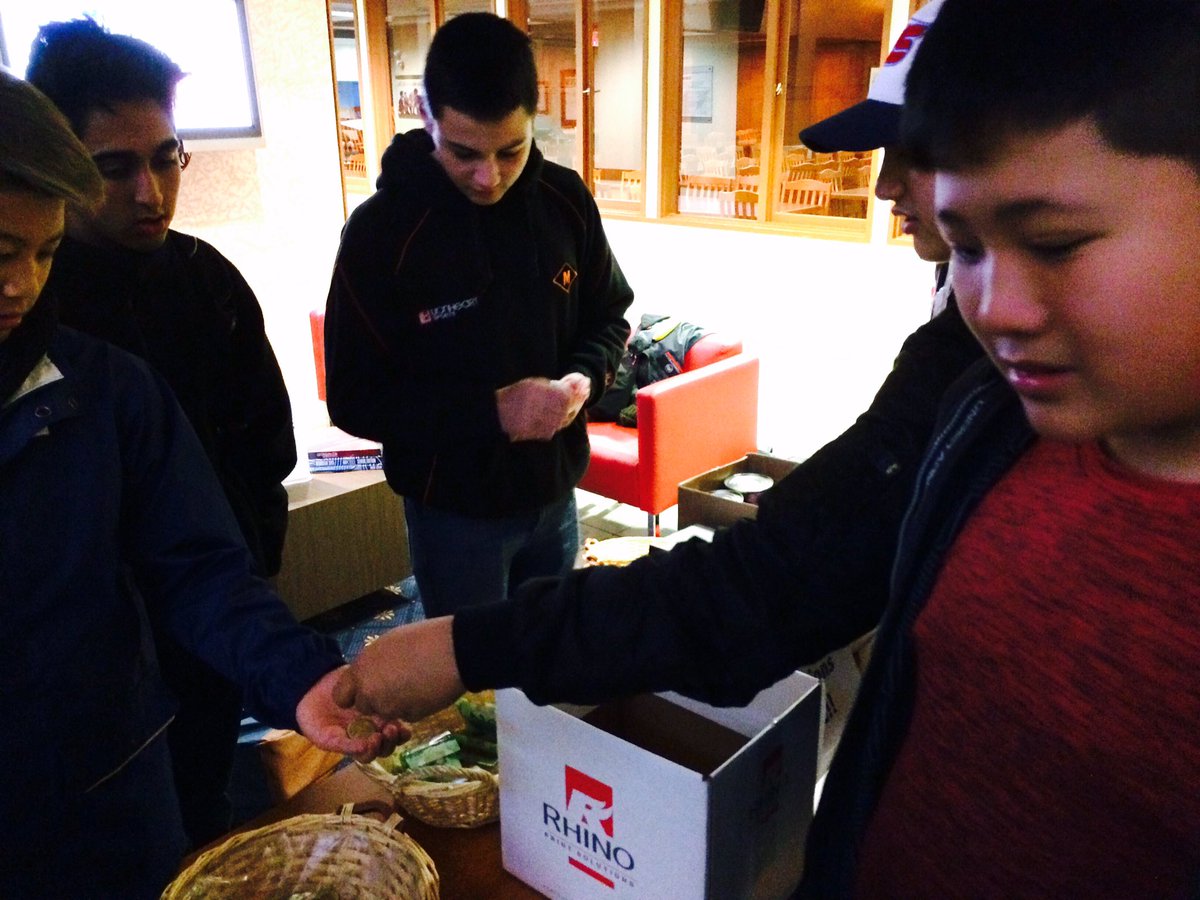 SarahCoatesEDU's tweet photo. Ending our Food unit with a drive for @VanFoodBank . #Connect2 #HeartHeadHands @SaintsBC @ServiceatSaints https://t.co/uqNbOauRDa