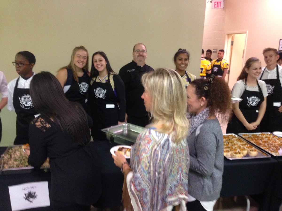 MayfieldMavs's tweet photo. Mayfield's Culinary Club and athletes ready to serve @Caledon_Mayor Business Lunch @CaledonNews @StanCameron @PeelSchools https://t.co/B5tyUGs3Ei