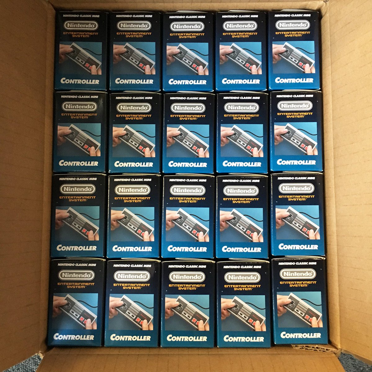 NintendoDE's tweet photo. Gerade eingetroffen... und in Kürze auf dem Weg zu euch! #NESmini https://t.co/0JgeTw1JnL