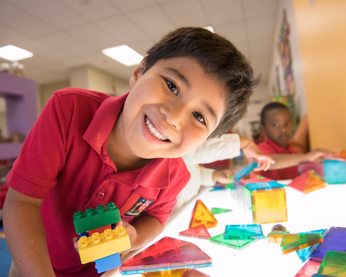 FriendshipPCS's tweet photo. Creating a world full of happiness and imagination! SMILE! It's Friday! #EducatorsROCK #DCCharterProud #1Friendship https://t.co/JP0AZW5Eui