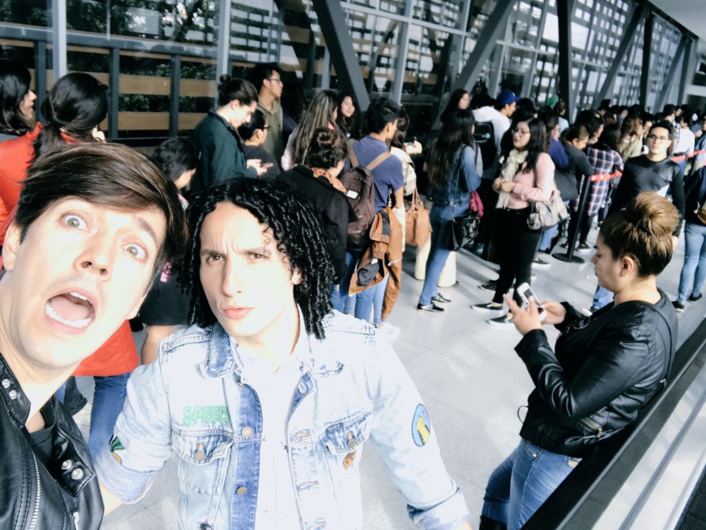 rogergzz's tweet photo. Acá con @Jorge_Anzaldo afuera del centro comercial ¡la fila sale de Parque Delta en la apertura de @hmmexico ¡vengan! https://t.co/paY1VWnrWw