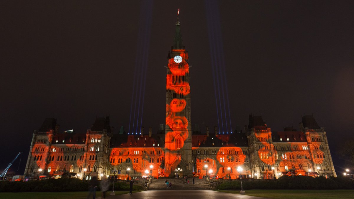 PSPC_SPAC's tweet image. Until November 11, a virtual Poppy Drop will be projected at Parliament Hill. #rememberthem ow.ly/SHPW305Rnt1