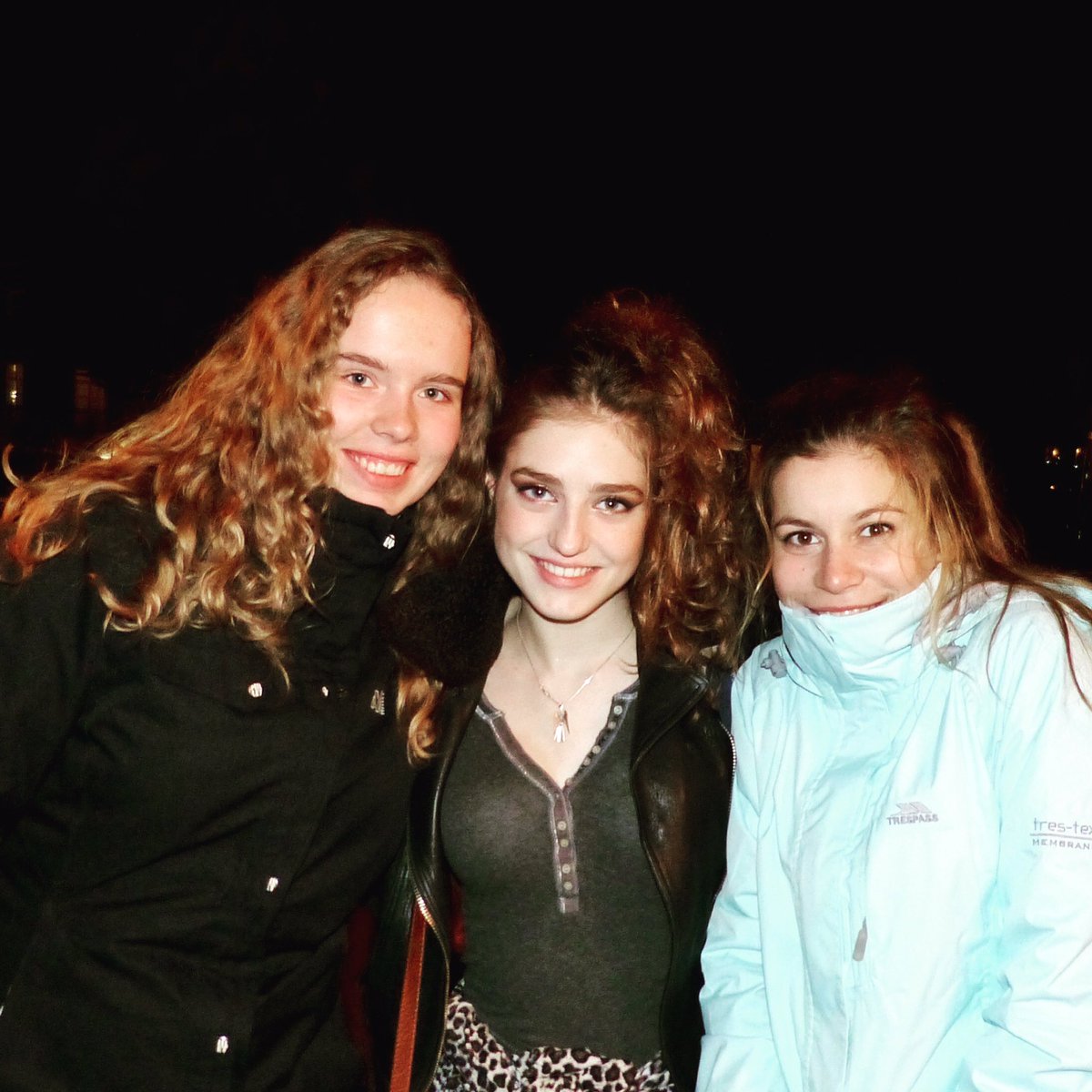 ArmyofBirdy's tweet photo. Army of Birdy reunited and we finally met the lovely @birdy together 💙Thank you for everything birds 😘 https://t.co/LaM8bx4955
