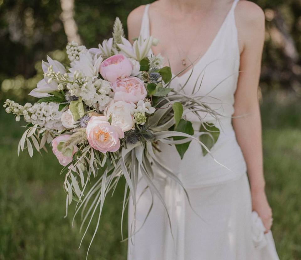 Romantic with an edgy twist - Designed by California Chapel Designer @scarlettngrace (image: @HLPhotoDuo)