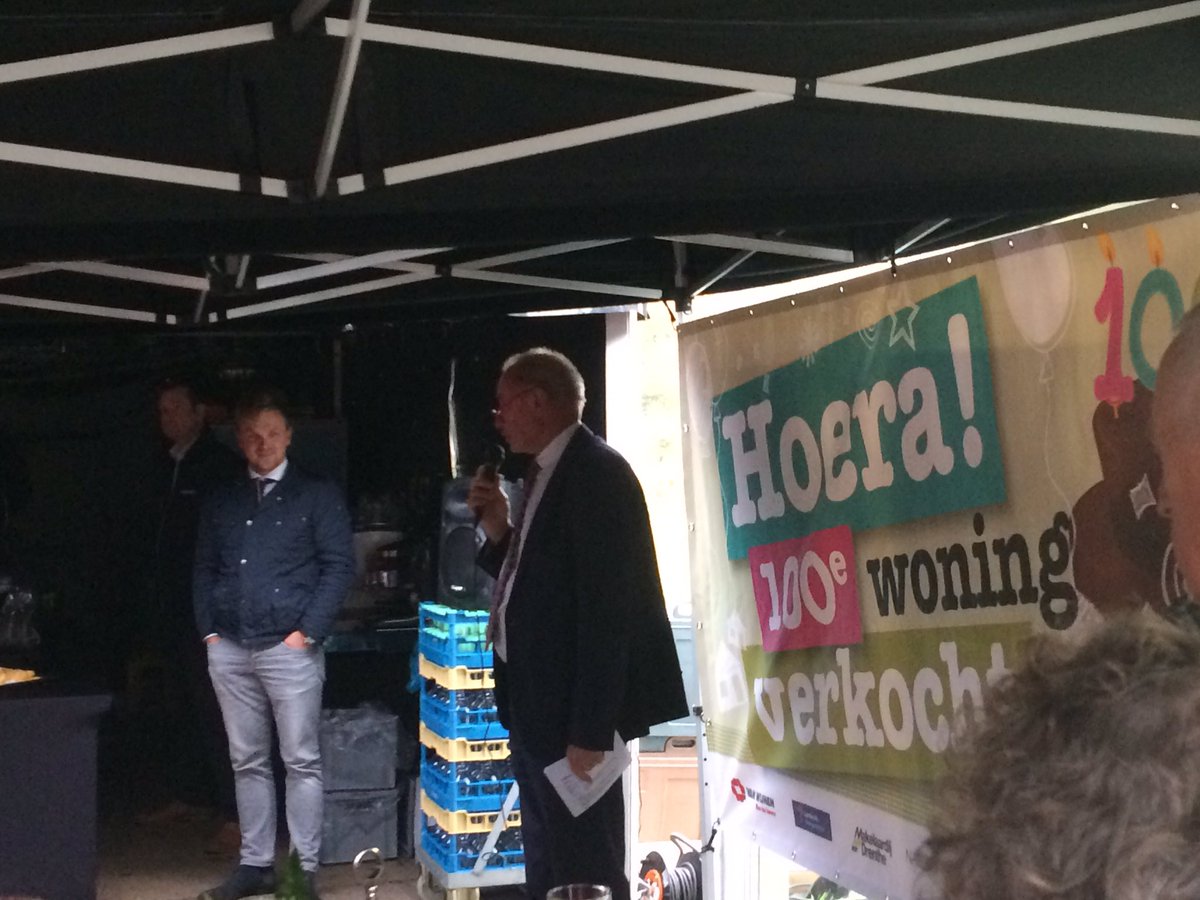jtvanderbeek1's tweet photo. Felicitaties van wethouder Smit @Gemeente_Assen voor de kopers van de 100e woning in @Diepstroeten @VanWijnenGroep https://t.co/k1AkQSP2nC