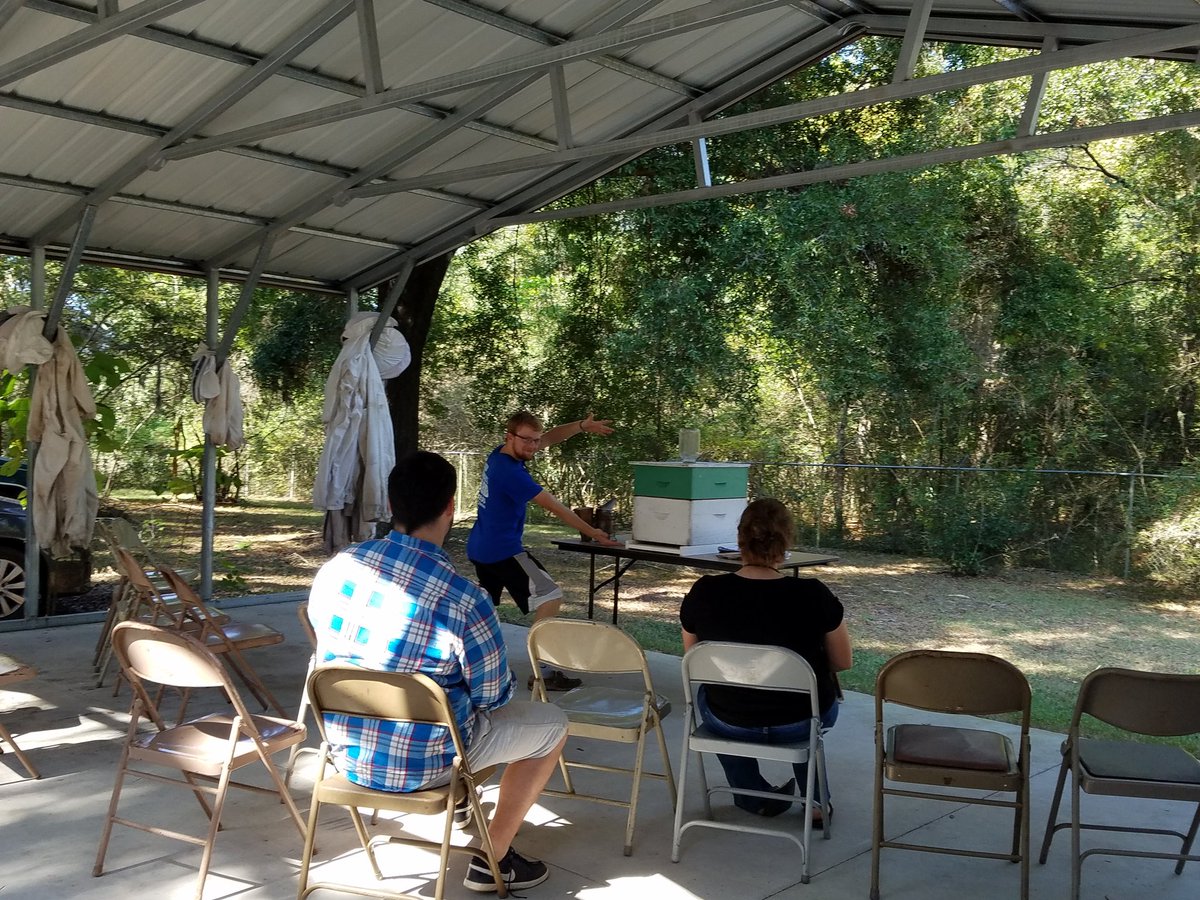 UFhoneybeelab's tweet image. All set up at the Bee Biology Unit for the @AlachuaCounty #beginnerbeekeeper day #tomorrow! #ufhoneybeelab #ufbugs