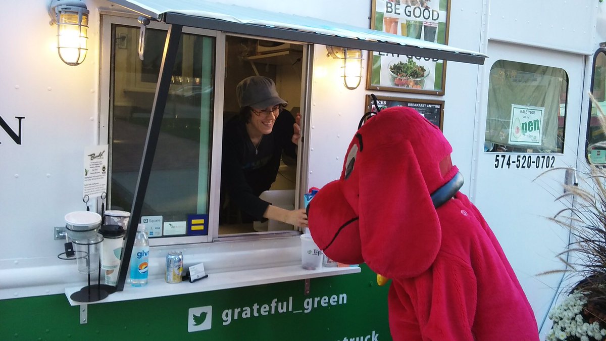 sjcplib's tweet photo. Clifford's enjoying some @DTSouthBend flavor tonight at @grateful_green while he's in town for #OpenBook2016 https://t.co/z5C9y4QnxO