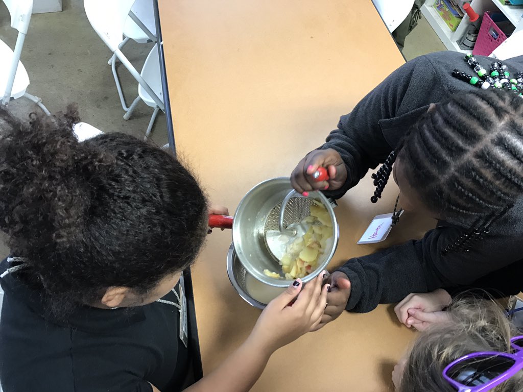 ME_VanderSloot's tweet photo. 4th grade trip to the Simsbury farm!@BSTEMhartford @MrRichT1P #bstemhartford https://t.co/v4wCTFJ8IQ