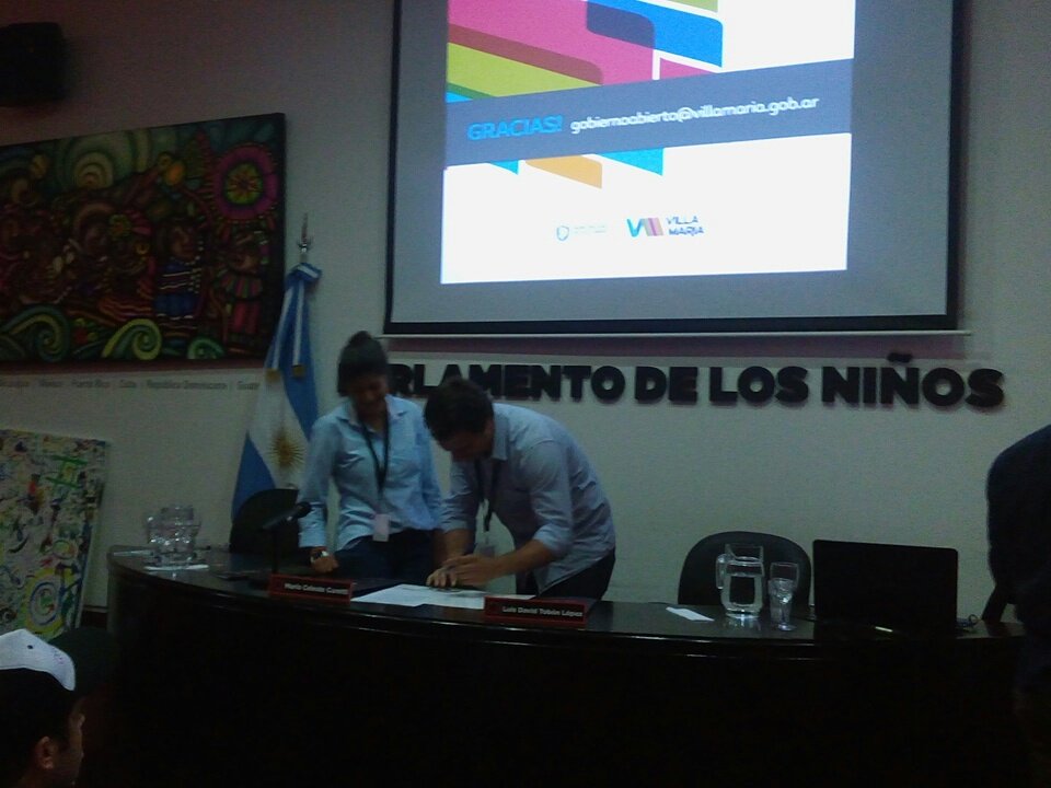 matigianoni's tweet photo. Firma de incorporación a la ciudad de Villa Maria a la red ciudades inteligentes @MuniVillaMaria @celestecuretti @lucasjolias #CONECOS16 https://t.co/qp9gDj3id4