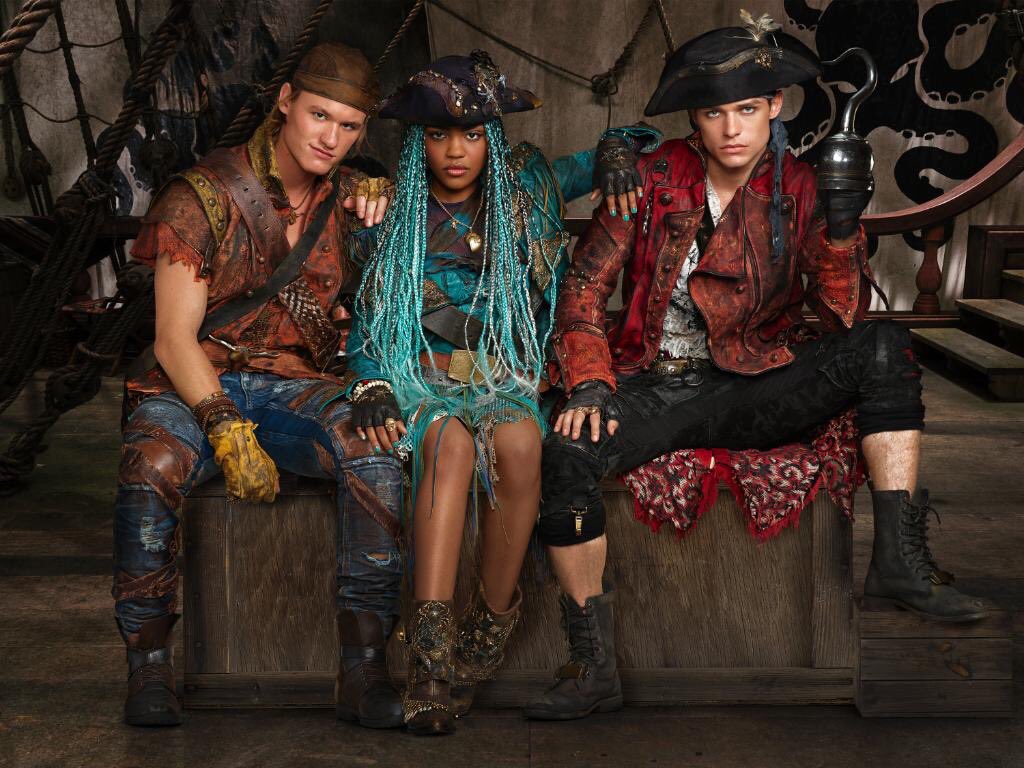 disneychanneljp's tweet photo. 「ディセンダント2」新キャラクタービジュアルが解禁！ チャイナ・アン・マックレーン演じるアースラの娘、ガストンの息子、キャプテン・フックの息子達。楽しみ！ ＃descendants2 https://t.co/8u3udEwlru