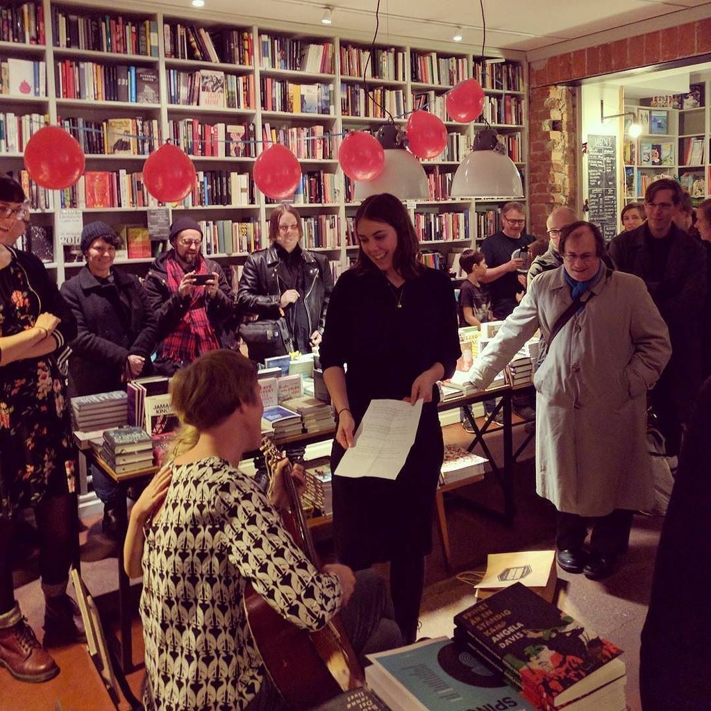Serieteket's tweet photo. Sofia Olsson spelar och sjunger Bob Dylan, tills vi ber henne sluta.
#åsagrennvall #jagh… https://t.co/GIwVo4ejiO https://t.co/yWiPGwGsXk