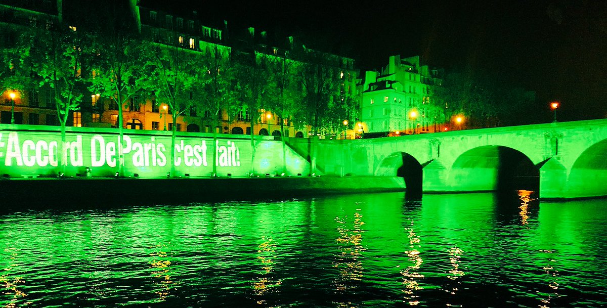 Paris2024's tweet photo. Ce soir les lieux emblématiques de #Paris et #Paris2024 en vert pour célébrer l’historique #AccordDeParis ! #ClimateAction #COP21 #COP22 🌍🙌 https://t.co/F8YcNk7HBe