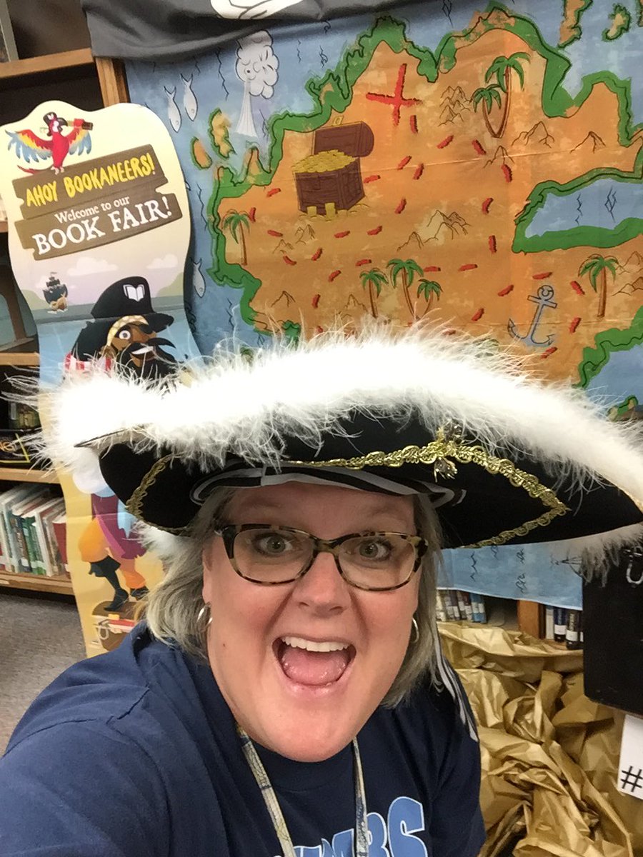 chacomomz's tweet photo. The #paramountterraceelementary book fair starts tonight!! #paramountterracecougars come get your books!! #hookedonbooks @AmyHoff5 https://t.co/BITj5GHgKM