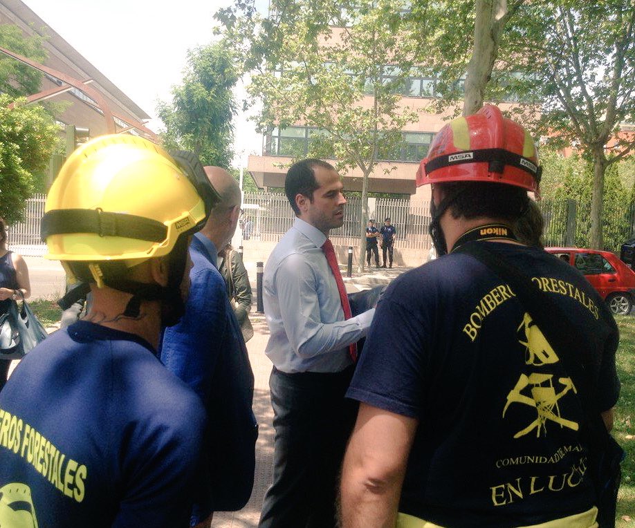 PoliticSempais's tweet photo. Hasta los bomberos están enamorados de nuestro diputado sexy de la asamblea @ignacioaguado  ¡que percha!😢😍😍 #Aguaders #ElFandom #FelizFinde https://t.co/4h2BJrMKdu