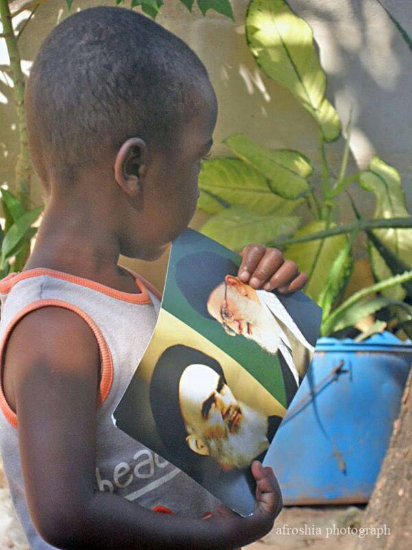 الداعية #العريفي،ينشر على حسابه في“#تويتر”،صورة لطفل أفريقي يرفع صورة للخميني،معلقا عليها بقوله“اليوم يرفعون صور الخميني وغدا يرفعون السلاح”