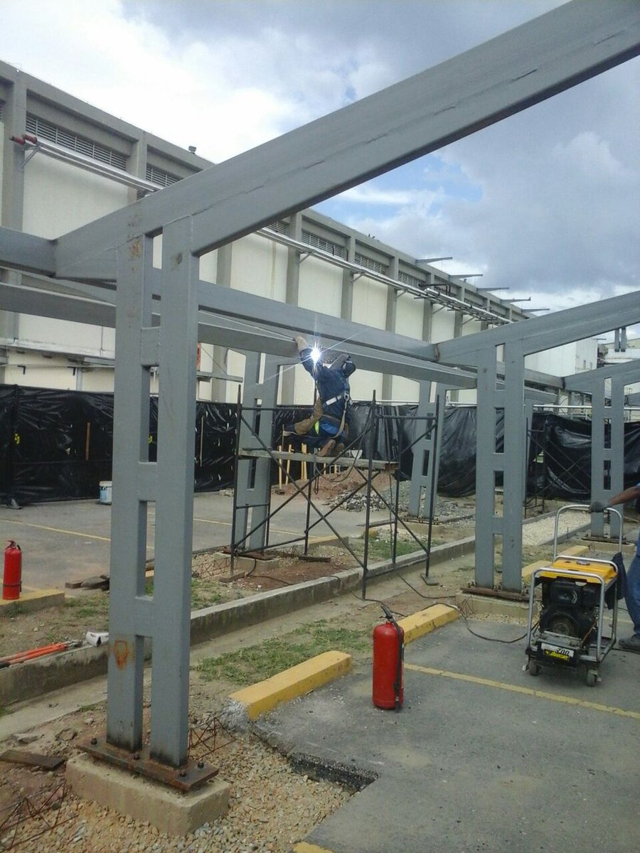 INGTEK_VE's tweet photo. Fabricación de techos para estacionamientos en la fabrica de Nestle Santa Cruz. #construccion #ingenieria #Civil #techos #metalica #ingtek https://t.co/gIQ7QG9WNH