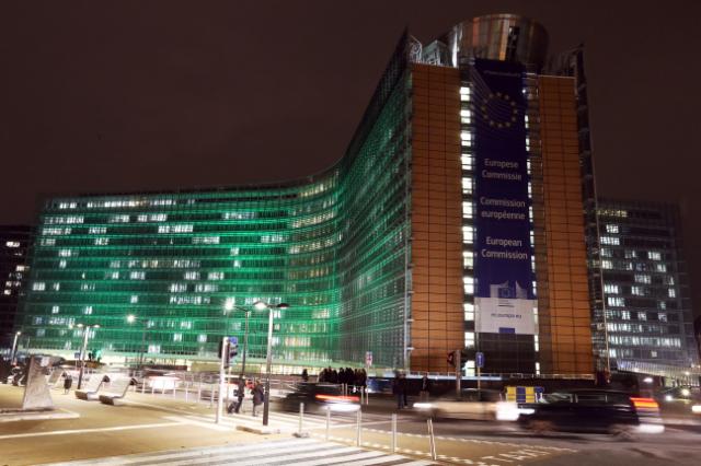 RPFranceUE's tweet photo. .@Paris &amp; @EU_Commission are in green for the entry into force of the #ParisAgreement #SmileForThePlanet  #ClimateAction #COP21 #COP22 https://t.co/NNprFacG8K