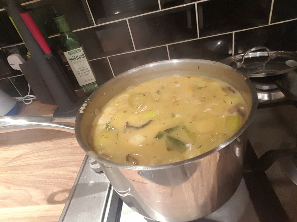 nathlowe001's tweet photo. Home made chicken n mushroom soup with a winter warmly little kick from the chilli pepper #homeMadeSoup #Winter #Nights #Indoors #Heavenly https://t.co/1fpmfX2Gf9