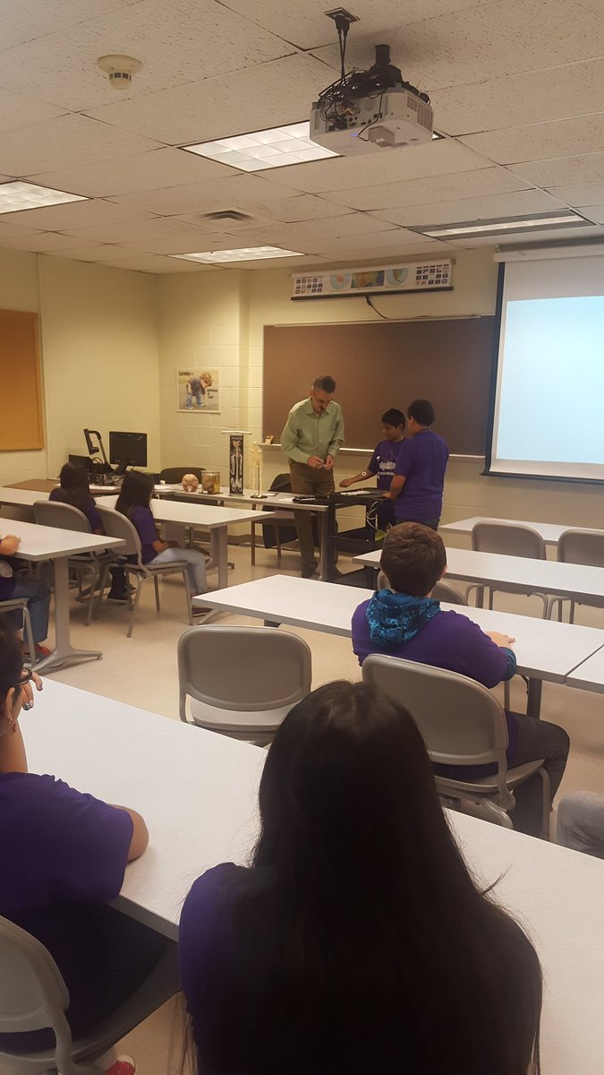 cgonzalezrlms's tweet photo. 6th grade STEM field trip to CLC. BIOLOGY! #RLMSpride https://t.co/tjl6vpKOpI