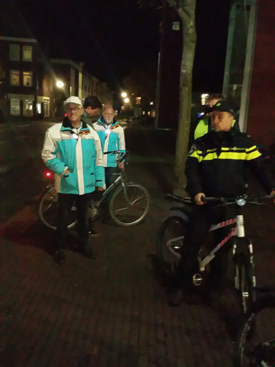 Verlichtingsactie met <a href="/FryskeFytser/">Fietsersbond Fryslân</a> en @broerdejong . Zo'n 50 fietsers verrast met goede verlichting.