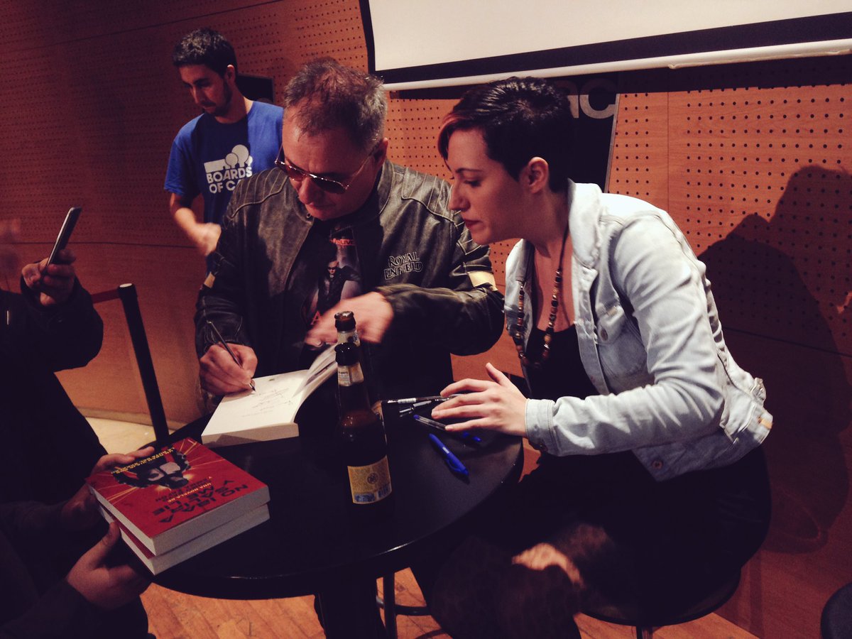RocaEditorial's tweet photo. ¡Muchas gracias a todos por venir a la presentación de #NoIbaASalirYMeLie de @ChimoBayo y @EmmaZafon ! #HuHa #Extasi #Extano https://t.co/plhrqe8z9C