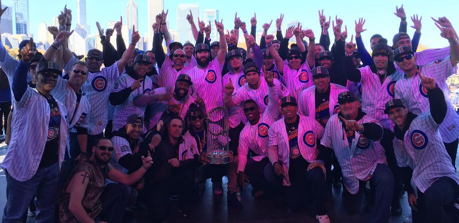 ChicagoCubsHQ's tweet image. Cubs team photo as 2016 World Champions: bit.ly/2f2qVdx #Cubs