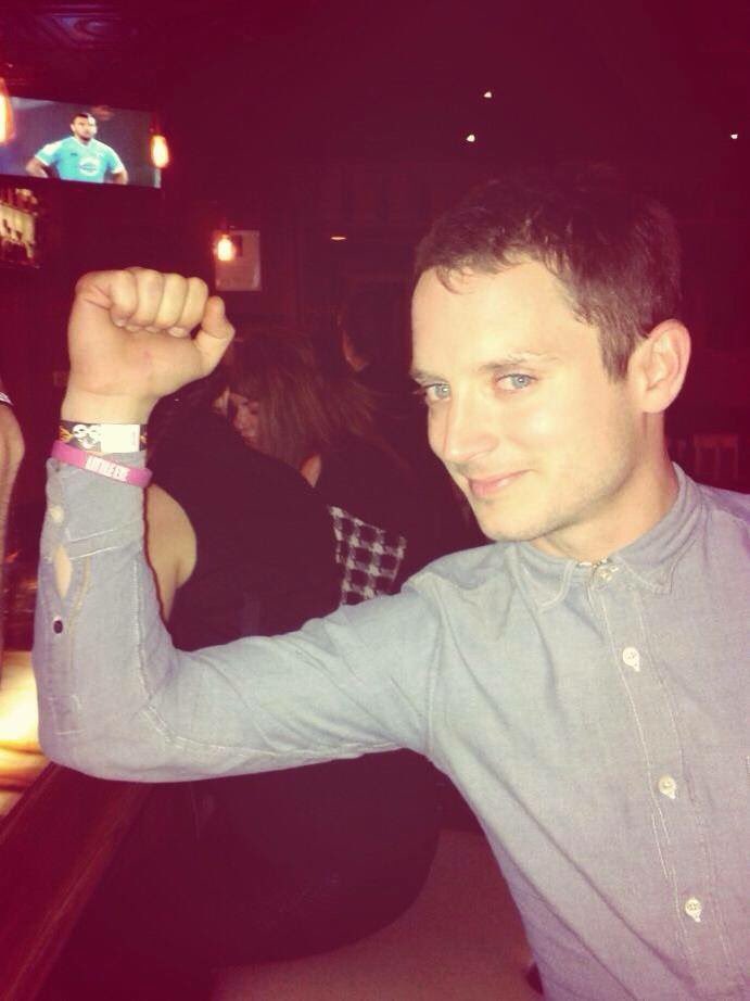 Sylvandermusic's tweet image. That time Elijah Wood aka "Frodo" rocked the Little Eye wrist band! Pick up your free one at our live Shows #OneWristBandToRuleThemAll