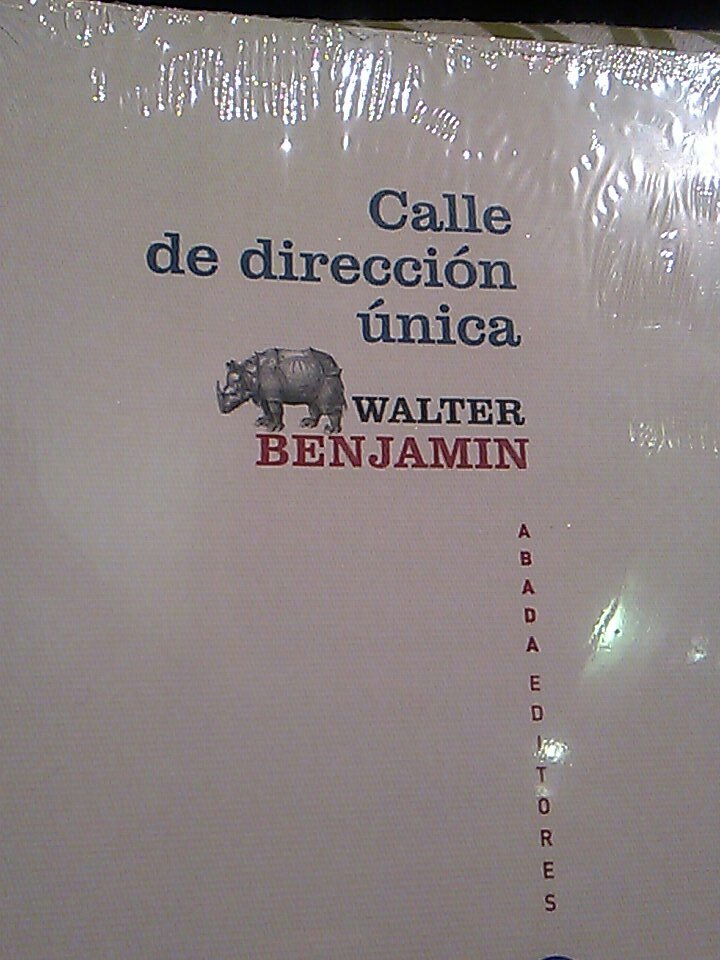 No me he podido resistir a Walter en #Eñe16 con <a href="/EditoresABADA/">ABADA EDITORES</a>