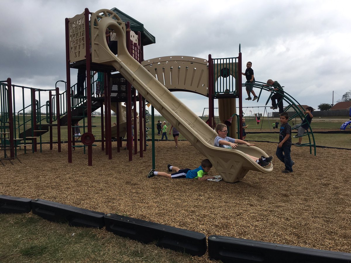 ChelsiHaddock's tweet photo. When you can't part ways with your book...even for recess! 😜👍🏻📚 #CEkidsmatter #2ndgradesmarties https://t.co/xsjGSL45yS