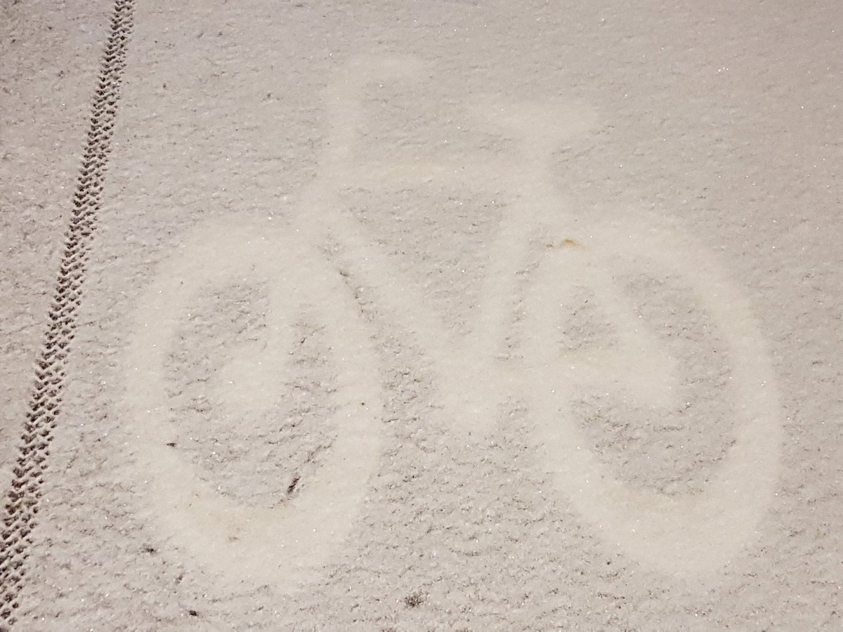 Hvit snø på hvit sykkel.