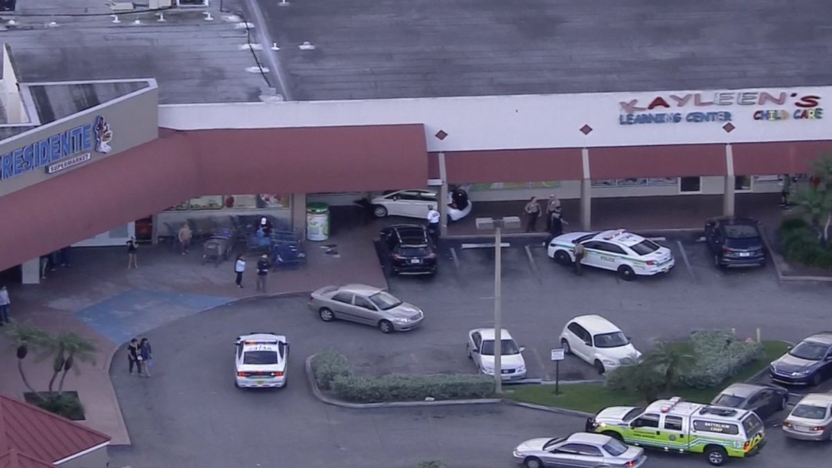 #BREAKING Driver hops curb in front of supermarket, daycare on Sunset Drive bit.ly/2fMfO9W?utm_me… https://t.co/MlsUyRSqKy