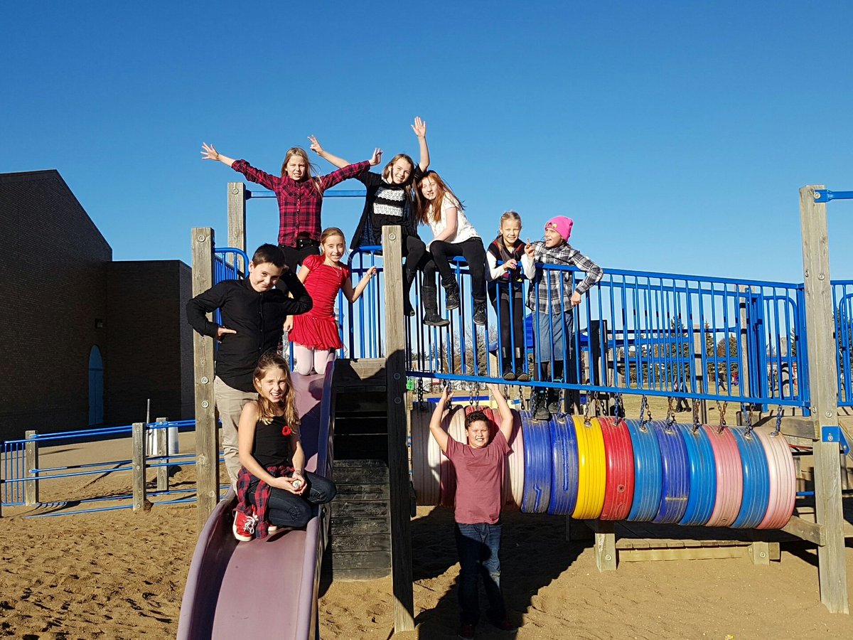 RProadrunners's tweet photo. Doesn't get better than this! #mylpsd #shortsleevesinNovember #plus11 #FridayFun #Grade5 #bringonthesun #daybeforeabreak https://t.co/NzYdEDRsoI