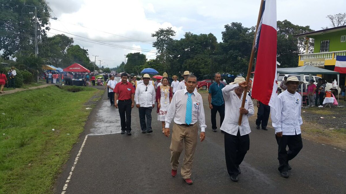 ChavoGarciaPRD's tweet photo. Rindiéndole honores a la patria este 4 de noviembre, en el desfile del corregimiento de La Peña, Distrito De Santiago. https://t.co/KQcxKnK7nL