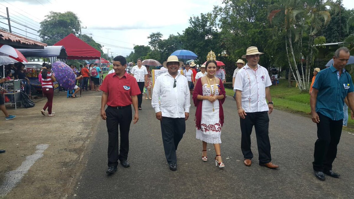 ChavoGarciaPRD's tweet photo. Rindiéndole honores a la patria este 4 de noviembre, en el desfile del corregimiento de La Peña, Distrito De Santiago. https://t.co/KQcxKnK7nL