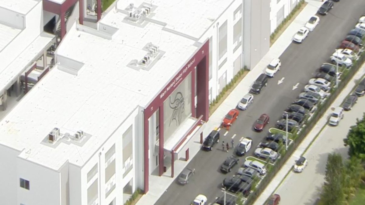 4 students arrested after loaded gun found at Miami Norland Senior High School bit.ly/2fl7htZ?utm_me… https://t.co/GnqQgPvOvq