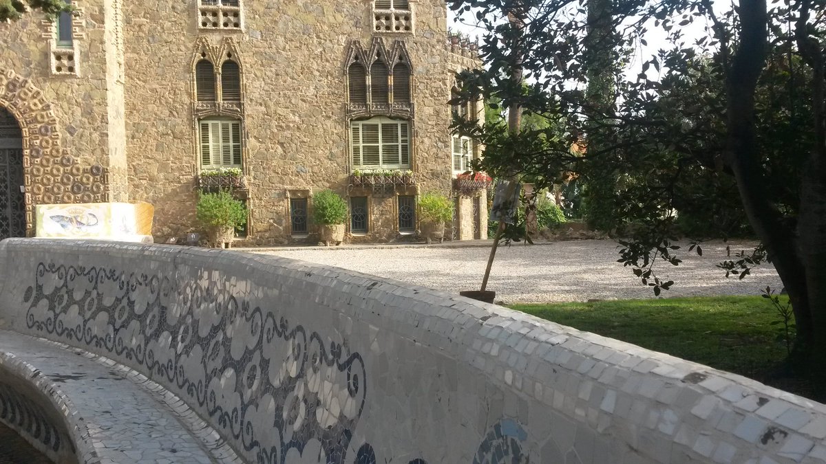 Bcn_FoodTours's tweet photo. Avui hem visitat la @bellesguard . Un espai espectacular amb molta història i la arquitectura genial de #Gaudí. https://t.co/UfaQWv8xN2