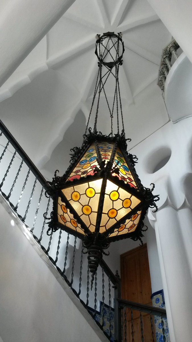 Bcn_FoodTours's tweet photo. Avui hem visitat la @bellesguard . Un espai espectacular amb molta història i la arquitectura genial de #Gaudí. https://t.co/UfaQWv8xN2