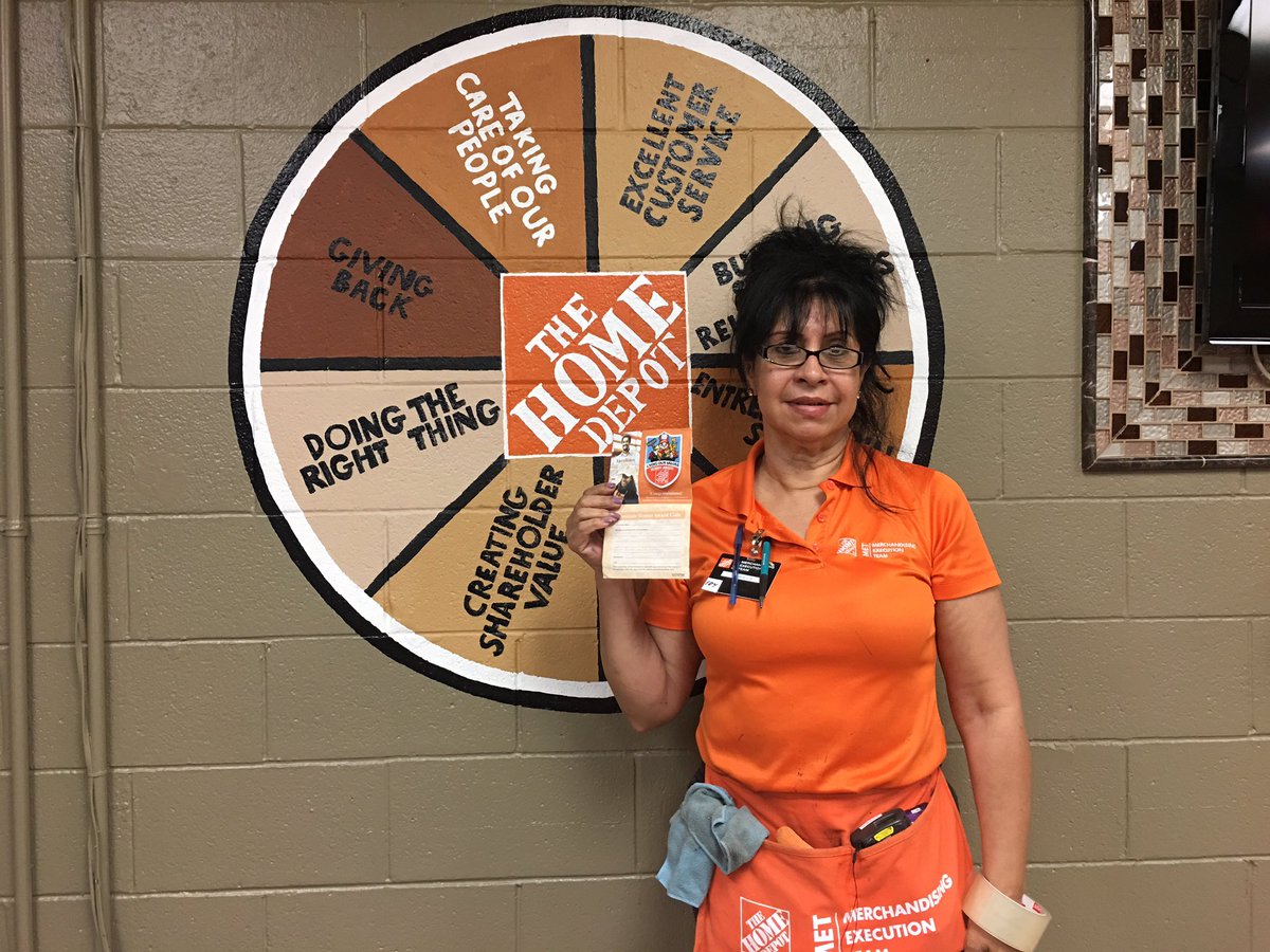 CMerghart's tweet photo. Congrats to new associate Soraida  1st Bravo and 1st Homer Award. Way to go😊👍🏼@JerryRamasami @rose_taylorwood https://t.co/eFckerReP7