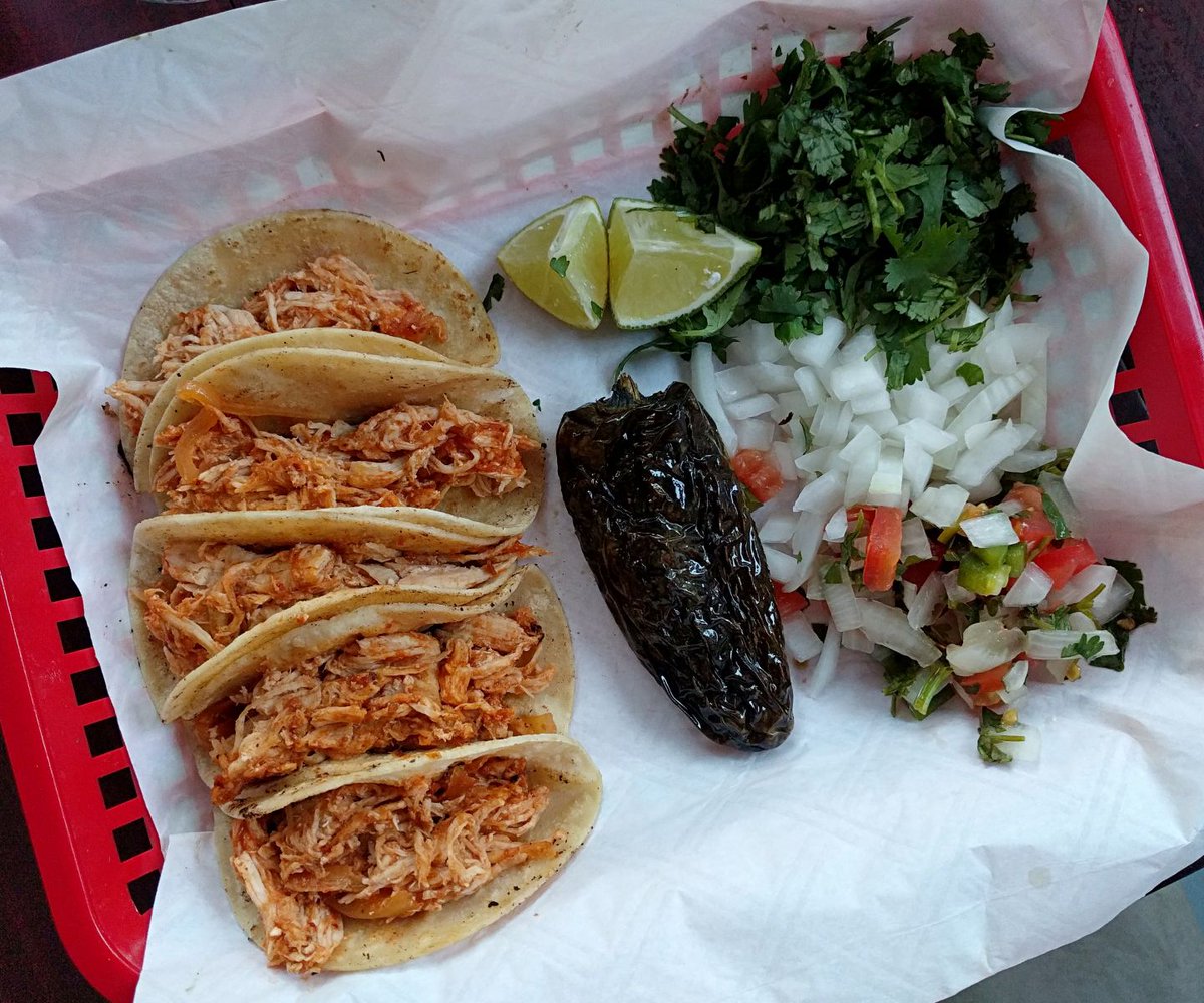 LocalSugarSA's tweet image. Our weekends always consist of margs &amp;amp; Mexican food. See why we love Casa Azul, located in the cutest blue house: bit.ly/2emq5Eu.