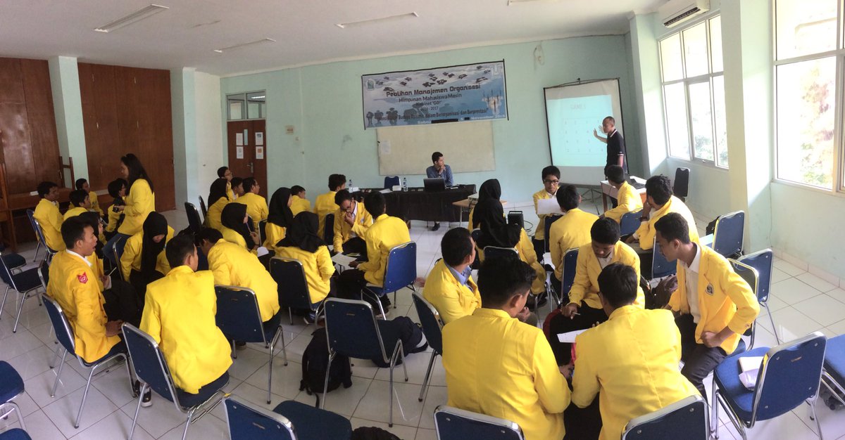[LIVE REPORT]
Game perkelompok di sela sela pemberian materi biar makin Semangat!!
#PMO2K16